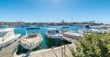 Parlak güneşin altında Alghero limanında tekneler. Sardunya, İtalya