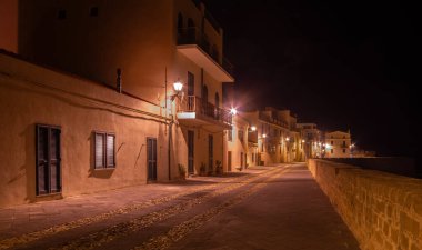 Geceleri Alghero sahilindeki binalar. Sardunya, İtalya