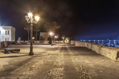 Geceleri Alghero 'nun eski kasabasındaki elektrik direkleri. Sardunya, İtalya