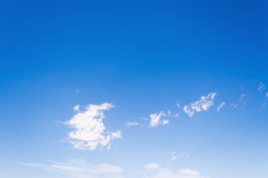 # Yazın küçük beyaz bulutlu mavi gökyüzü #