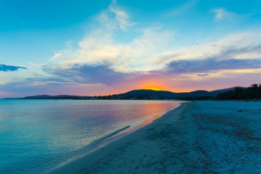 Yazın sahilde huzurlu bir gün batımı. Sardunya, İtalya