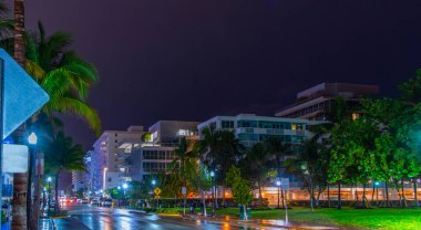 Dünyaca ünlü Ocean Drive 'daki renkli binalar. Miami Beach, Florida, ABD