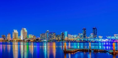 San Diego şehir merkezinde geceleri ışıklar suyu yansıtıyordu. Kaliforniya, ABD