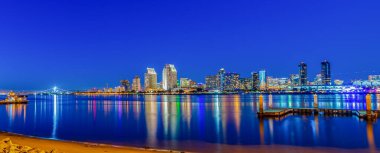 San Diego 'nun göbeğinde gece sudaki yansımalarla. Kaliforniya, ABD