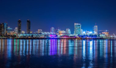 San Diego şehir merkezinde gece Coronado adasından görülmüş. Kaliforniya, ABD