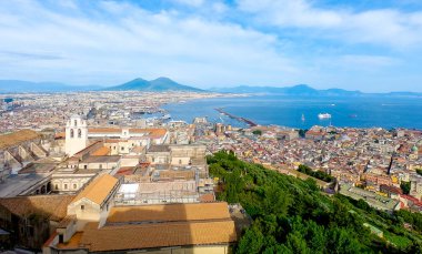 Napoli 'nin üzerindeki bulutlu gökyüzü baharda, İtalya