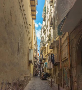 İtalya 'nın Napoli şehrinde dar bir sokak.