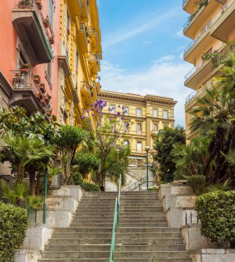 Napoli, İtalya 'da merdiven ve zarif binalar