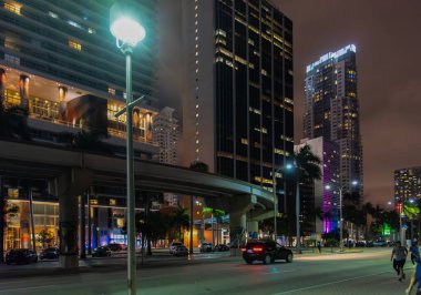 Miami 'de uzun gökdelenleri olan renkli bir gece. Florida, ABD