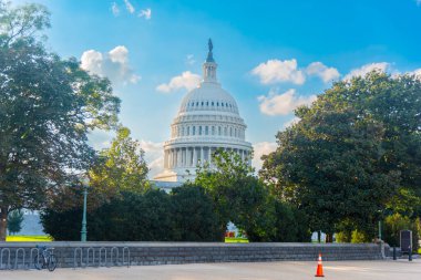 Bulutlu mavi gökyüzünün altında Birleşik Devletler Kongre Binası. Washington D.C., ABD