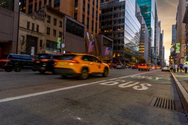 Günbatımında New York 'ta trafik vardı. New York, ABD