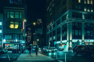 New York, ABD - 08 Ekim 2024: Geceleri New York 'ta şehir hayatı