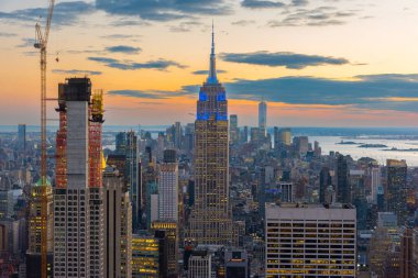 Günbatımında ana konu Empire State Binası 'nın olduğu New York silueti. New York, ABD