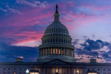 Gün batımında renkli bir gökyüzü altında Birleşik Devletler Kongre Binası. Washington D.C., ABD