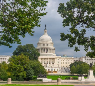 Birleşik Devletler Kongre Binası bulutlu bir gökyüzü altında. Washington D.C., ABD
