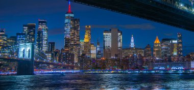 Brooklyn Köprüsü gece Brooklyn 'den görülmüş. New York, ABD