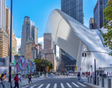 New York City, ABD - 06 Ekim 2024: Açık bir günde Manhattan 'da şehir hayatı