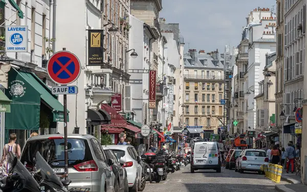 Paris, FRA - 07 Temmuz 2018: Montmartre Mahallesi Cahotic Caddesi