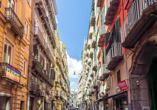 Napoli, İtalya 'da mavi gökyüzünün altındaki renkli binalar