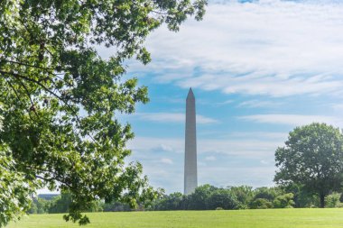 Washington Anıtı bulutlu bir gökyüzünün altında. Washington D.C., ABD