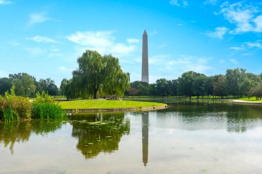 Washington Anıtı Anayasa Bahçeleri Havuzu 'nun suyunu yansıttı. Washington D.C., ABD