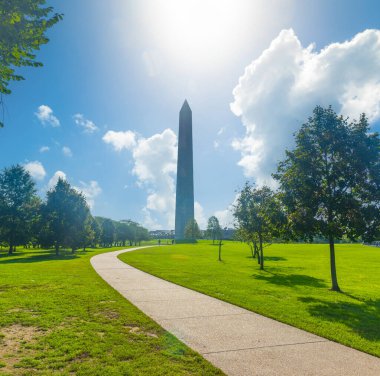 Washington D.C., ABD 'deki dünyaca ünlü Washington Anıtı' na yürüyüş yolu.