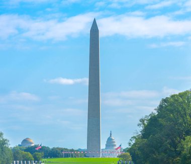 Güneşli bir günde Arkaplanda Başkent Binası 'nın olduğu Washington anıtı. Washington D.C., ABD
