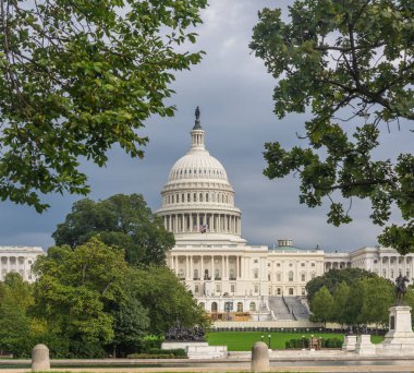 Birleşik Devletler Kongre Binası bulutlu bir gökyüzü altında. Washington D.C., ABD