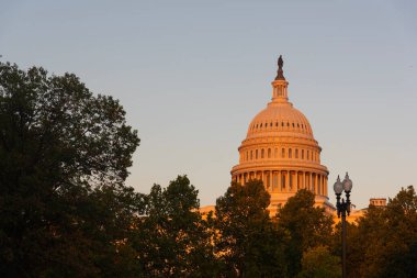 Gün batımında açık bir gökyüzü altında Birleşik Devletler Kongre Binası. Washington D.C., ABD