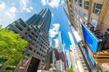 New York, ABD - 08 Ekim 2024: Dünyaca ünlü Broadway gökdelenleri