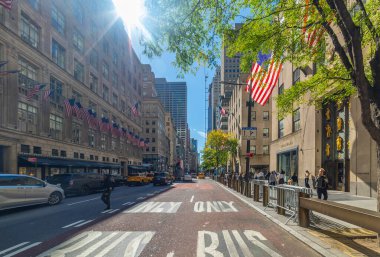 New York, ABD - 08 Ekim 2024: Manhattan şehir merkezinde güneş parlıyor