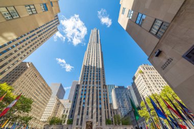 Rockefeller Merkezi bulutlu mavi gökyüzünün altında. Midtown Manhattan, New York, ABD