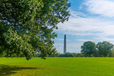 Bulutlu mavi gökyüzünün altındaki Washington Anıtı. Washington D.C., ABD