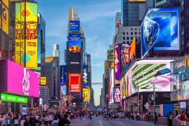 New York, ABD - 05 Ekim 2024: Dünyaca ünlü Times Meydanı 'ndaki insanlar