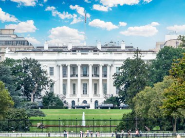 Bulutlu mavi gökyüzünün altındaki Beyaz Saray. Washington D.C., ABD