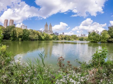 Central Park Gölü üzerinde bulutlu bir gökyüzü. New York, ABD