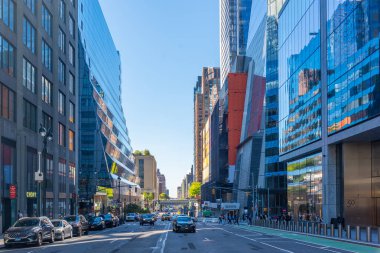 New York, ABD - 06 Ekim 2024: Manhattan şehir merkezinde güneşli bir sabah
