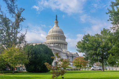 Bulutlu mavi gökyüzü Birleşik Devletler Kongre Binası üzerinde. Washington D.C.:, ABD