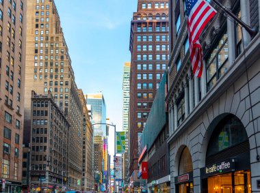 New York, ABD - 06 Ekim 2024: Manhattan şehir merkezindeki gökdelenler.