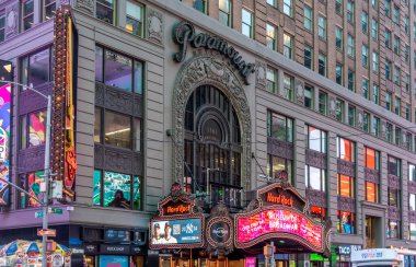 New York, ABD - 06 Ekim 2024: Broadway 'deki Paramount Binası