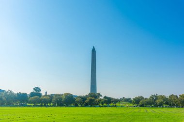 Mavi gökyüzünün altındaki dünyaca ünlü Washington Anıtı. Washington D.C., ABD