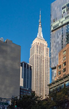 Manhattan şehir merkezindeki dünyaca ünlü Empire State Binası açık bir günde. New York, ABD