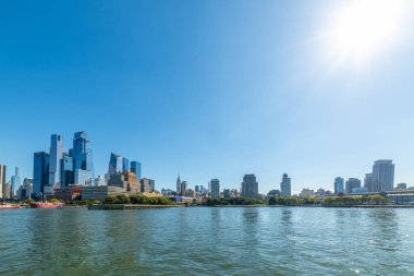 Güneşli bir günde Hudson Nehri 'nden Manhattan silueti görüldü. New York, ABD