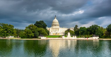 Birleşik Devletler başkenti dramatik gri gökyüzünün altındaki havuza yansıdı. Washington D.C., ABD
