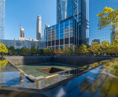 Güneşli bir sabahta 11 Eylül Anma Havuzu. Lower Manhattan, New York, ABD