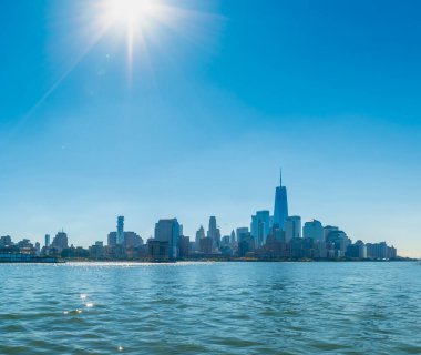 Parlayan güneşin altında Manhattan silueti. New York City, ABD
