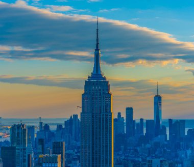 Empire State Binası, gün batımında turuncu ve mavi bir gökyüzünün altında. New York, ABD