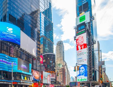 New York, ABD - 08 Ekim 2024: Harris, Time Square 'de Trump' a karşı.