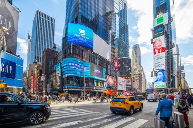 New York, ABD - 08 Ekim 2024: Harris, Time Square 'de Trump' a karşı.