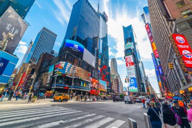 New York, ABD - 08 Ekim 2024: Dünyaca ünlü Time Square 'de Trump, Harris' e karşı gerçek oran